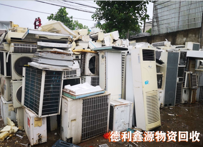 物资回收工作人员讲述废旧家电的危险性